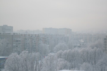 Fototapeta na wymiar Heavy blizzard in the city. Winter weather
