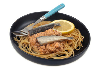 Assiette de spaghetti aux sardines sur fond blanc