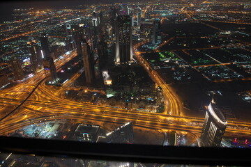Fototapeta na wymiar Dubai Stadt Luftfoto innenstadt Strasse Gebäude Nacht Lichter Hochhaus Verkehr