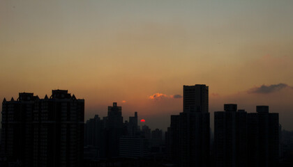 Fototapeta premium The sun sets behind the Shanghai skyline
