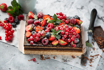 G�teau Op�ra with red berries