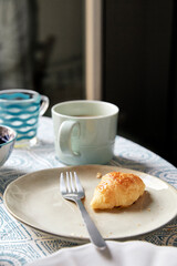 Desayuno a domicilio en casa con cafe, zumo de naranja y croissant