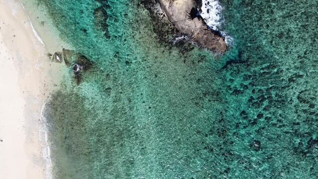 沖縄の澄んだ海と白い砂浜が美しい俯瞰動画（高所・固定）