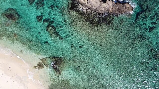 沖縄の澄んだ海と白い砂浜が美しい俯瞰動画（平行移動・後退）