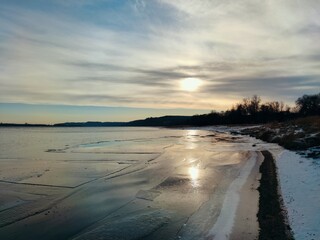 Obraz premium beautiful sunrise on a freezing and icy river