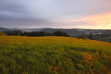 Fototapeta na wymiar Jesienny pejzaż z mgiełkami w górach. Autumn landscape with mists in the mountains (Beskid Niski).