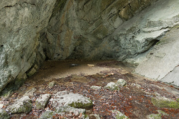 Höhle bei Môtier, Val de Travers, Kanton Neuenburg, Schweiz