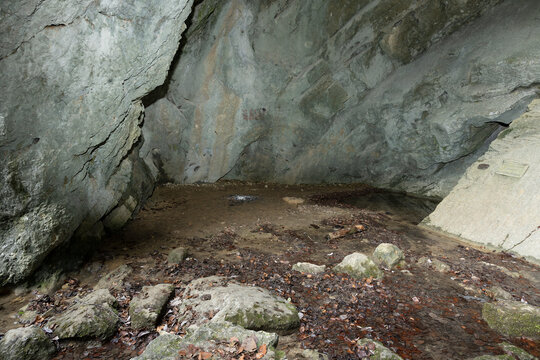 H&ouml;hle bei M&ocirc;tier, Val de Travers, Kanton Neuenburg, Schweiz