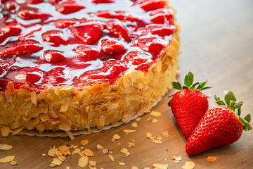 Frisch gebackener Erbeerkuchen mit Zuckerguss und frischen Erdbeeren