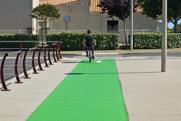 Piste cyclable peinte en vert à Port-la-Nouvelle, Aude, Languedoc, Occitanie, France.