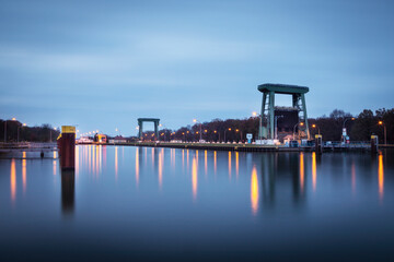 Die Schleuse Ahsen am Wesel-Datteln-Kanal zur blauen Stunde