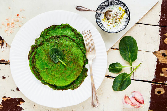Spinach pancakes with yogurt dressing