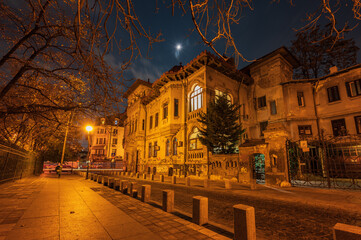 Obraz premium Majestic townhouse in a street in Bucharest downtown by night