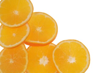Rondelles d'orange en gros plan sur fond blanc