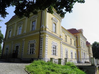 Fototapeta na wymiar Park i Pałac w Wysocku koło Jarosławia Wysock