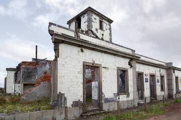 Fototapeta na wymiar Le Phare de Ribeirinha en ruines suite du tremblement de terre aux Açores sur île de Faial