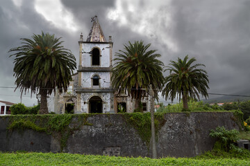 Fototapeta na wymiar église en ruines suite du tremblement de terre aux Açores sur île de Faial