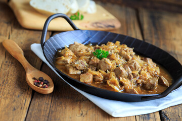 Szegediner Gulasch mit Knödeln