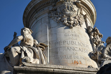 Statues et colonne place de la République à Paris, France