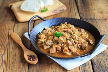 Szegediner Gulasch mit Knödeln