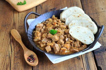 Szegediner Gulasch mit Knödeln