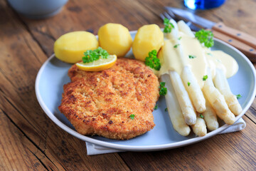 Schnitzel mit frischem Spargel