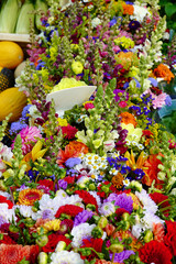 Fototapeta na wymiar Bunte Blumen auf dem Markt