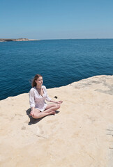 Fototapeta na wymiar beautiful woman in yoga position in the beach