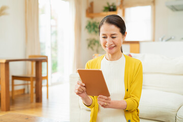 Fototapeta premium タブレット端末を使うシニア女性