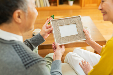 写真を見る老夫婦