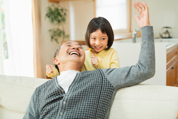 祖父と遊ぶ孫