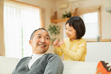 祖父と遊ぶ孫