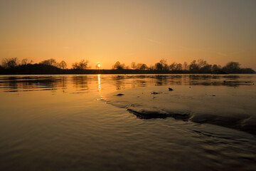 Sonnenuntergang am Ufer des Main im Herbst