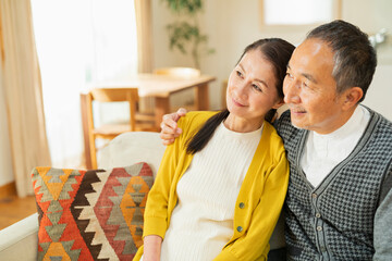リビングでくつろぐ老夫婦