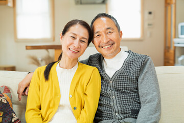 リビングでくつろぐ老夫婦