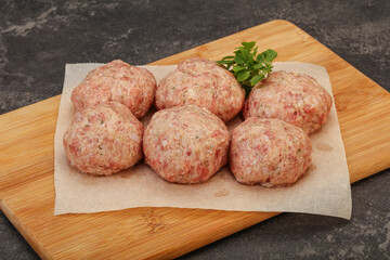 Raw turkey meatball for cooking