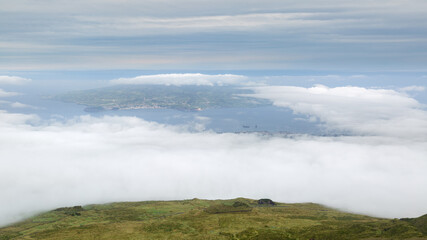 Panorama de l'île de Faial aux Açores depuis le sommet de Pico