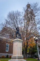 Fototapeta premium Statue of a soldier with a gun on his shoulder in front of Jessamine County Courthouse in Downtown Nicholasville, Kentucky
