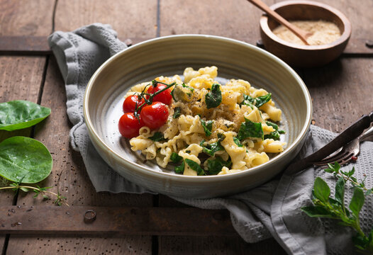 Chalice pasta with garlic oil, spinach and grilled tomatoes
