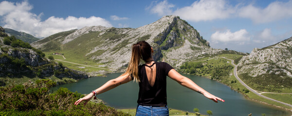 Naklejka premium woman in the mountains