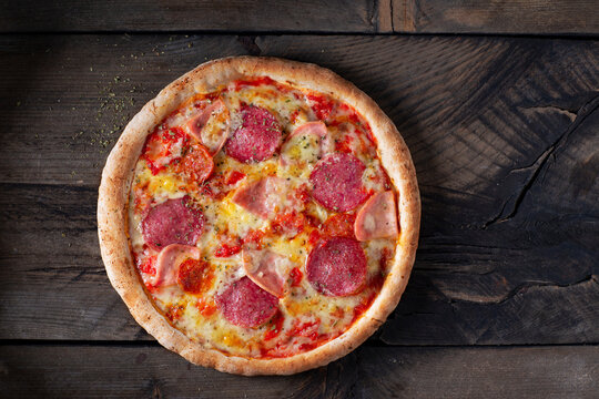 Pizza specialty with salami, chorizo ??and ham