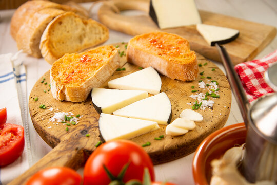 Manchego cheese, served with traditional 'P� amb tomaquet'