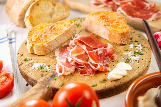 Ib�rico ham, served with traditional 'P� amb tomaquet'
