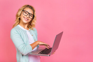 Naklejka premium Excited little blonde teenager kid girl 12-13 years old isolated over pink background. Childhood lifestyle concept. Mock up copy space.