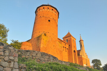 Zamek reszelski położony jest nad brzegiem rzeki Sajny.
