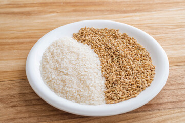 精米したての白米ともみ付きの米