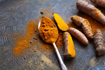 Turmeric roots and powder