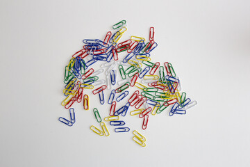 Obraz na płótnie Canvas Bunch of colorful paper clips isolated on white background