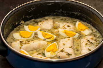 Hake fillets in green sauce