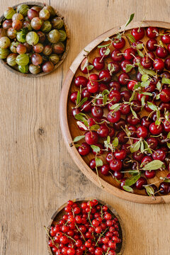 Fresh cherries, red currants and gooseberries